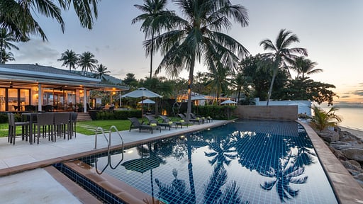 Lotus Beach Villa Бассейн