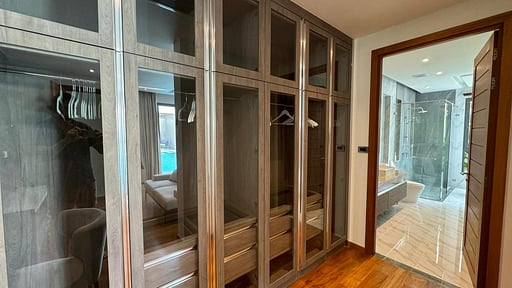 Luxury Breeze Villa Bedroom 1