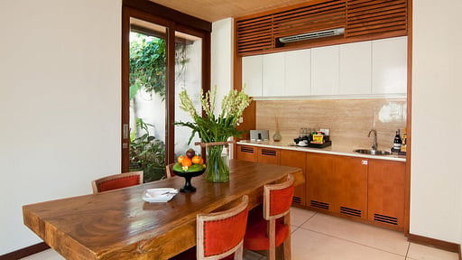 Maca Villa Two Seminyak Dining area