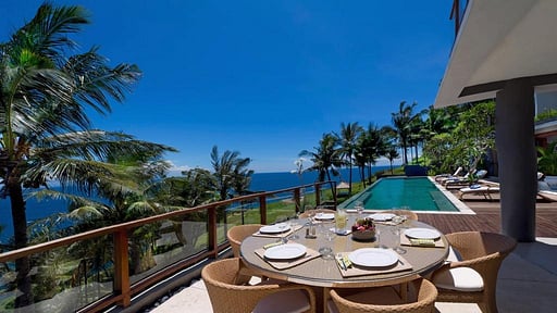 Malimbu Cliff Villa Dining area