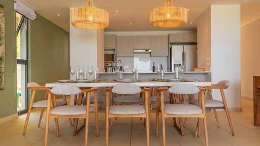 Manta Cove Villa Three Обеденная зона