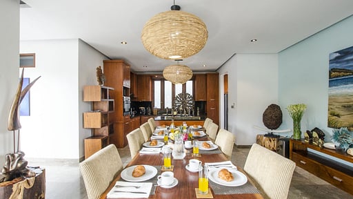 Mary's Beach Villa Обеденная зона