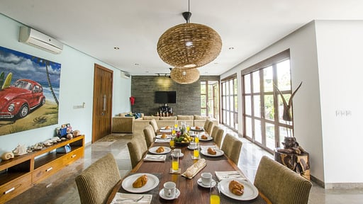 Mary's Beach Villa Обеденная зона