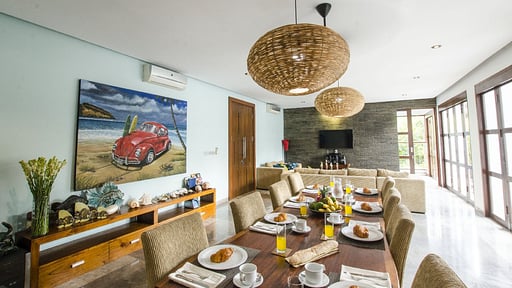 Mary's Beach Villa Обеденная зона