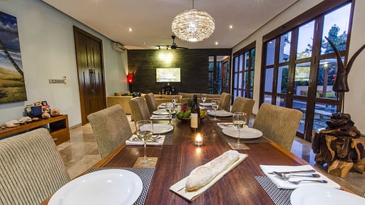 Mary's Beach Villa Обеденная зона