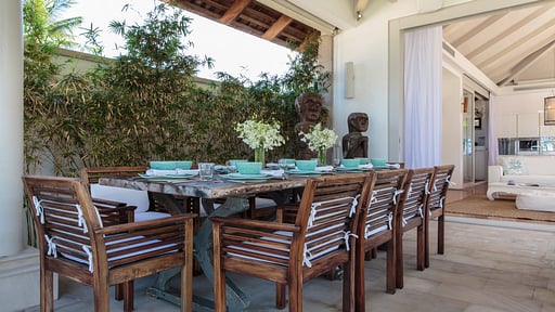 Mia Beach Villa Обеденная зона