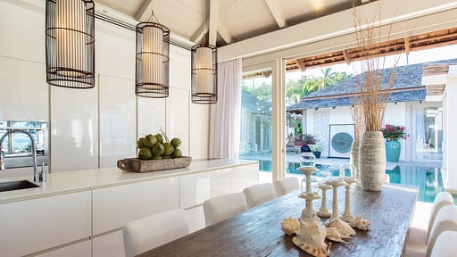 Mia Beach Villa Обеденная зона