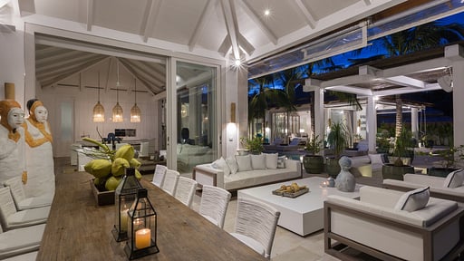Mia Palm Villa Dining area