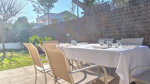 Muro Beach House Dining area