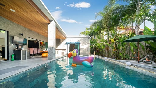 Noi's Villa Бассейн