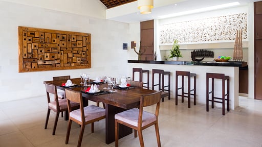 Nyaman Villa 8 Dining area