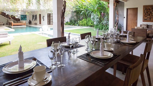 Nyaman Villa 8 Dining area