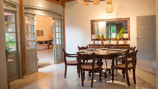 Oak Tree Villa Dining area 1