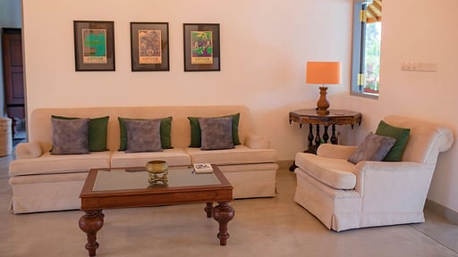 Oak Tree Villa Living room