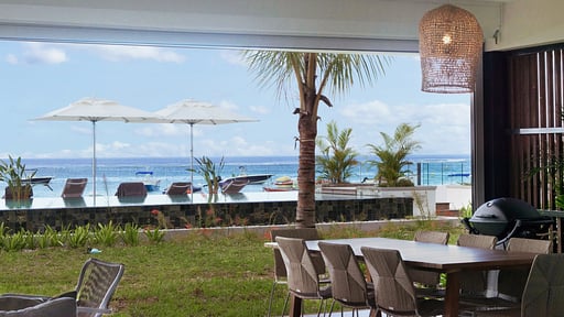 O'biches Beachfront Apartment Terrasse/Veranda