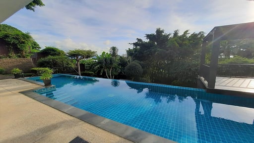 Patong Grand Villa Zwembad