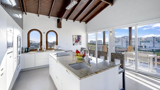 Penthouse La Perla Sky Kitchen