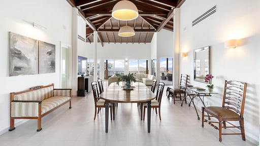 Penthouse La Perla Sky Dining area