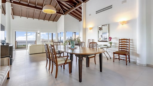 Penthouse La Perla Sky Dining area