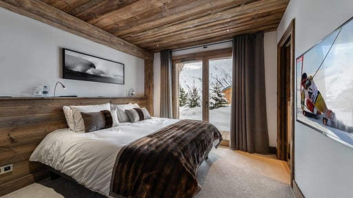 Chalet Pure Black Crystal Bedroom 2