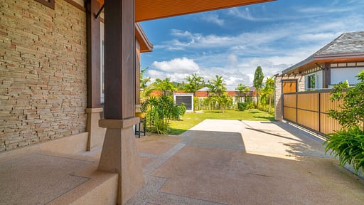 Rawayana West Five Bedroom Villa Parking areas