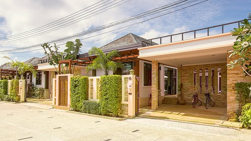 Rawayana West Four Bedroom Villa Parking