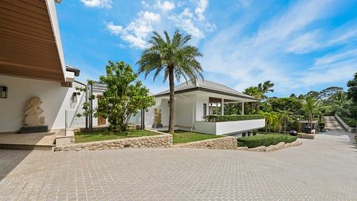 Riverside Villa Garden