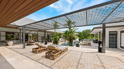 Riverside Villa Swimming pool