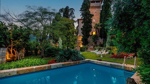 Rocca di Cetona - a Medieval Castle Piscine