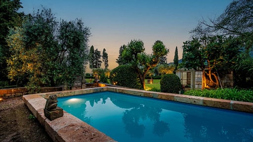 Rocca di Cetona - a Medieval Castle Piscine