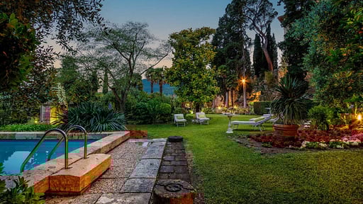 Rocca di Cetona - a Medieval Castle Piscine