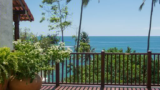 Saffron House Обеденная зона