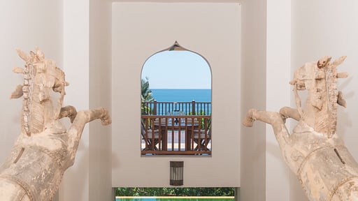 Saffron House Обеденная зона