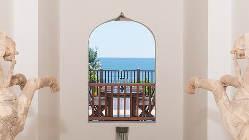 Saffron House Обеденная зона