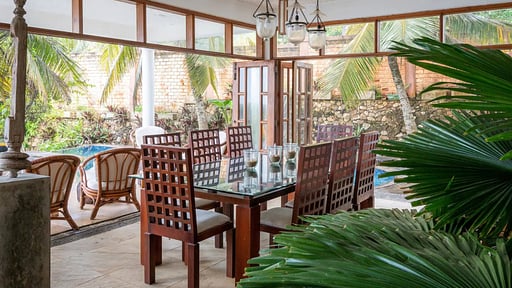 Santi Beach House Dining area