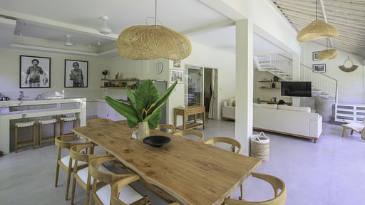 Sari Alexa Villa Dining area