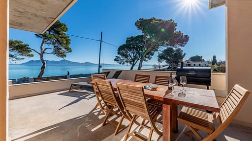 Seafront Villa Mar I Pins Dining area