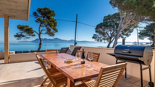 Seafront Villa Mar I Pins Dining area