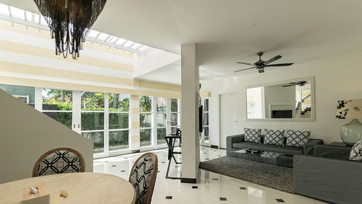 Shanti Estate - Amore Living room