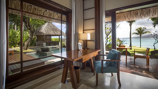 Shanti Maurice Beachfront Villa Schlafzimmer 1