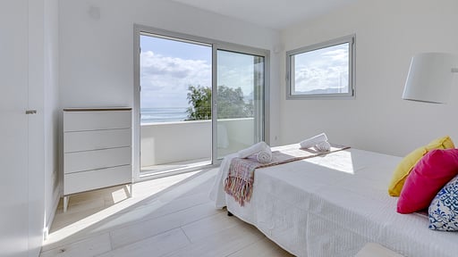 Son Serra First Line Villa Спальня 1