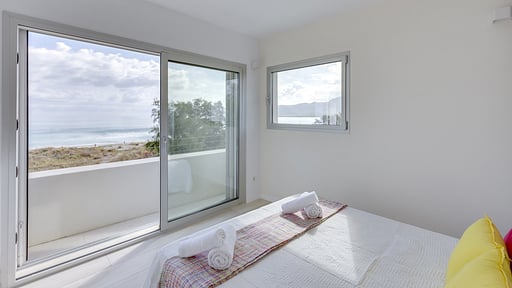 Son Serra First Line Villa Спальня 1