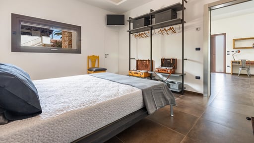 Suitcase House Schlafzimmer 1