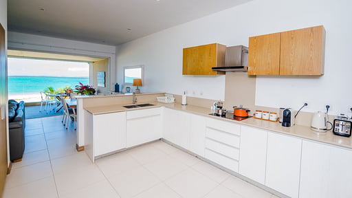 Summer Breeze Beachfront Apartment Kitchen