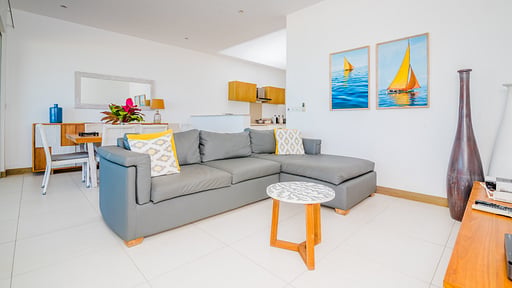 Summer Breeze Beachfront Apartment Woonkamer