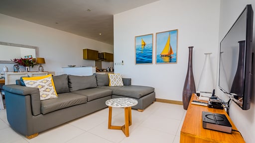 Summer Breeze Beachfront Apartment Woonkamer