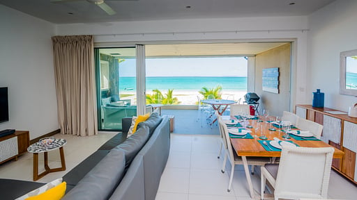 Summer Breeze Beachfront Apartment Woonkamer