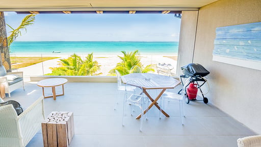 Summer Breeze Beachfront Apartment Terras/Veranda
