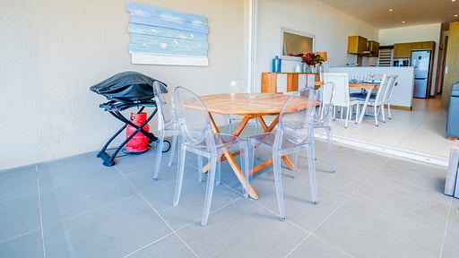 Summer Breeze Beachfront Apartment Terras/Veranda