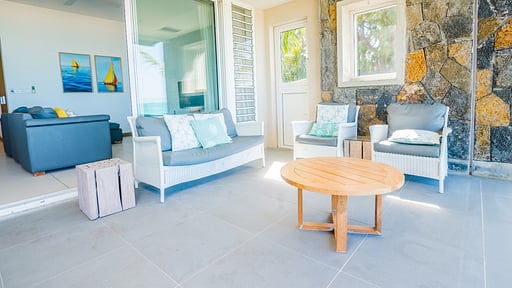Summer Breeze Beachfront Apartment Terras/Veranda